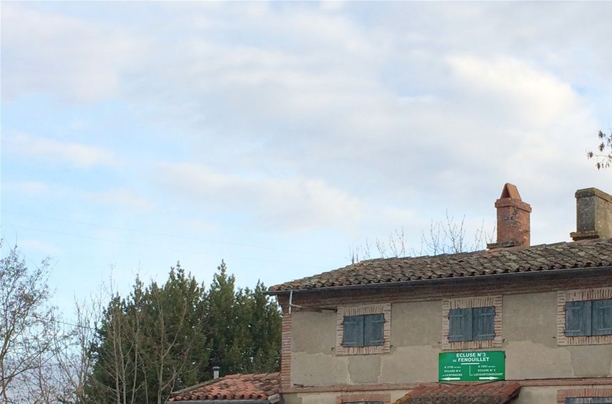 Canal de Garonne : la maison de l'éclusier de l'écluse de Fenouillet. Il est prévu que la commune réalise prochainement des travaux de rénovation de cette maison.